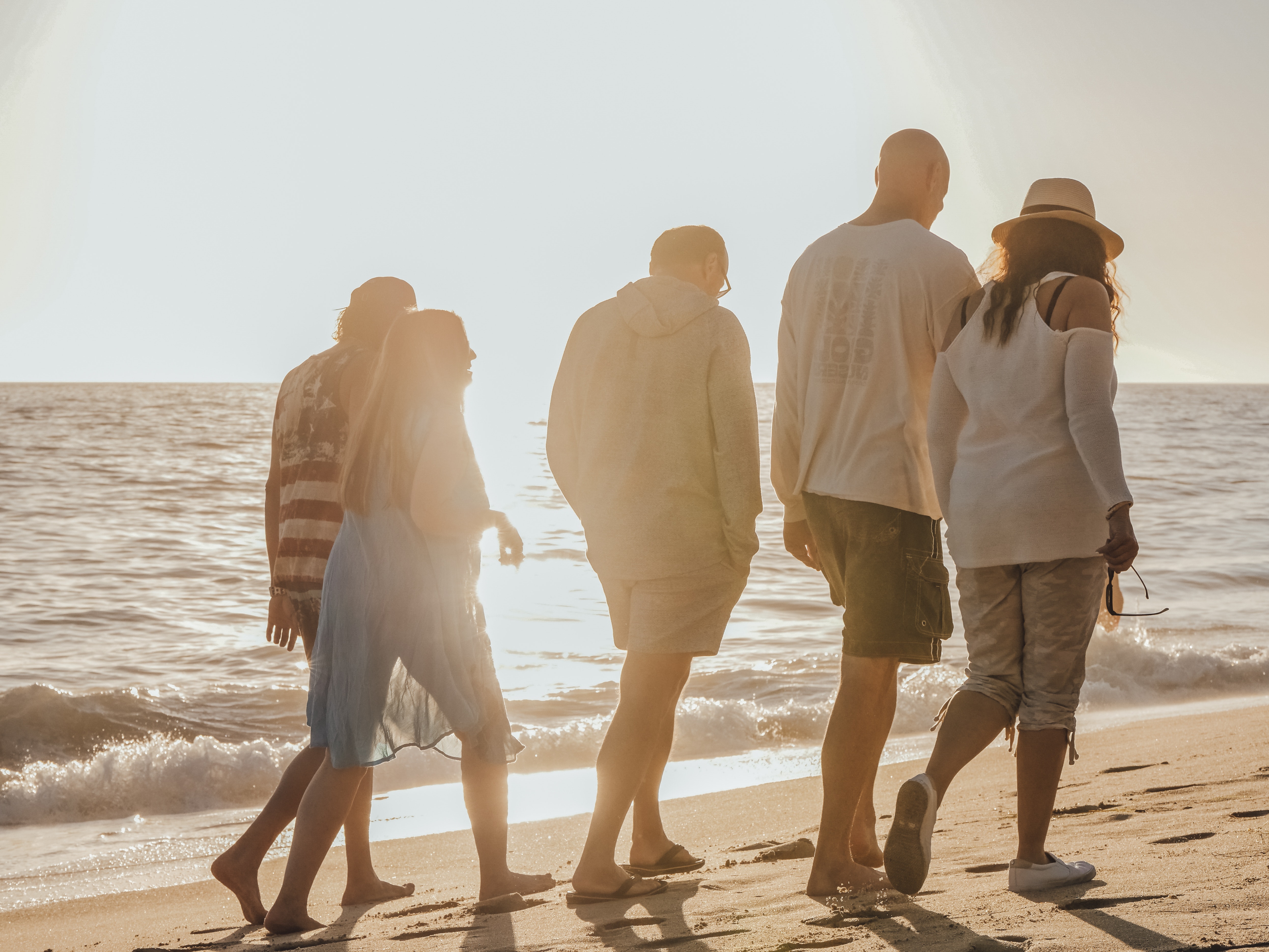 Pessoas caminhando na praia